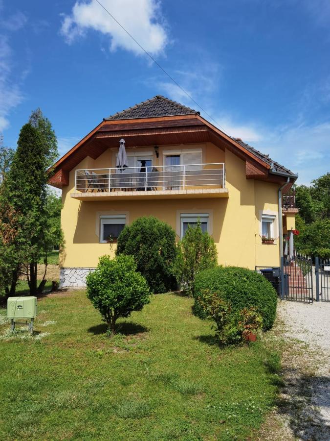 Beni Haus Apartamento Balatongyörök Exterior foto