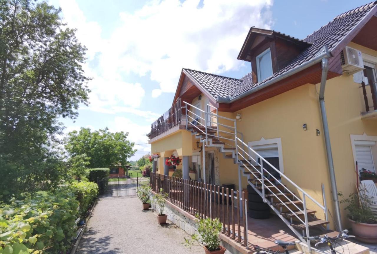 Beni Haus Apartamento Balatongyörök Exterior foto